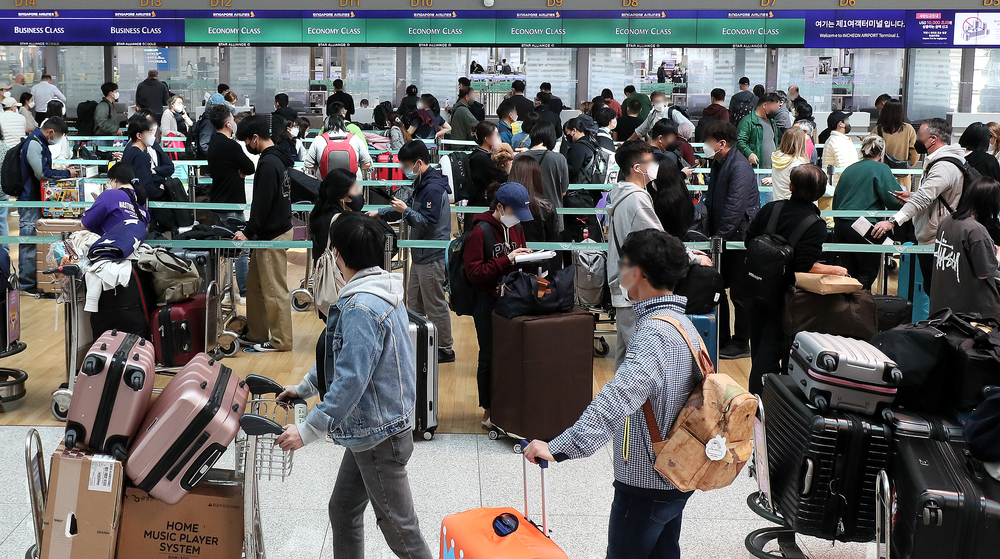 ▲ 인천공항 출국장에 여행객들이 출국 수속을 밝고 있다.