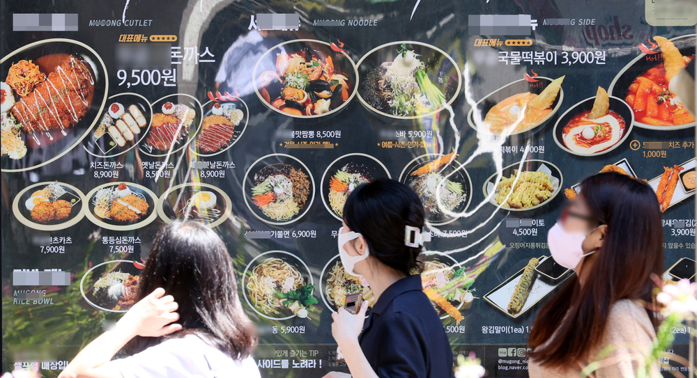 ▲ 인천 남동구 구월로데오거리 한 음식점에 고물가가 반영된 가격표가 붙어 있다.