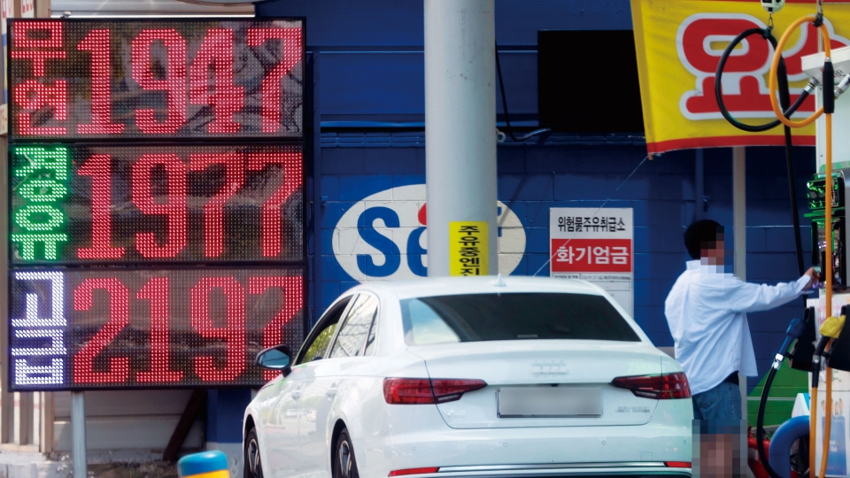 ▲ 연일 휘발유와 경유 가격이 치솟는 가운데 인천의 한 셀프 주유소에서 시민이 주유를 하고 있다.