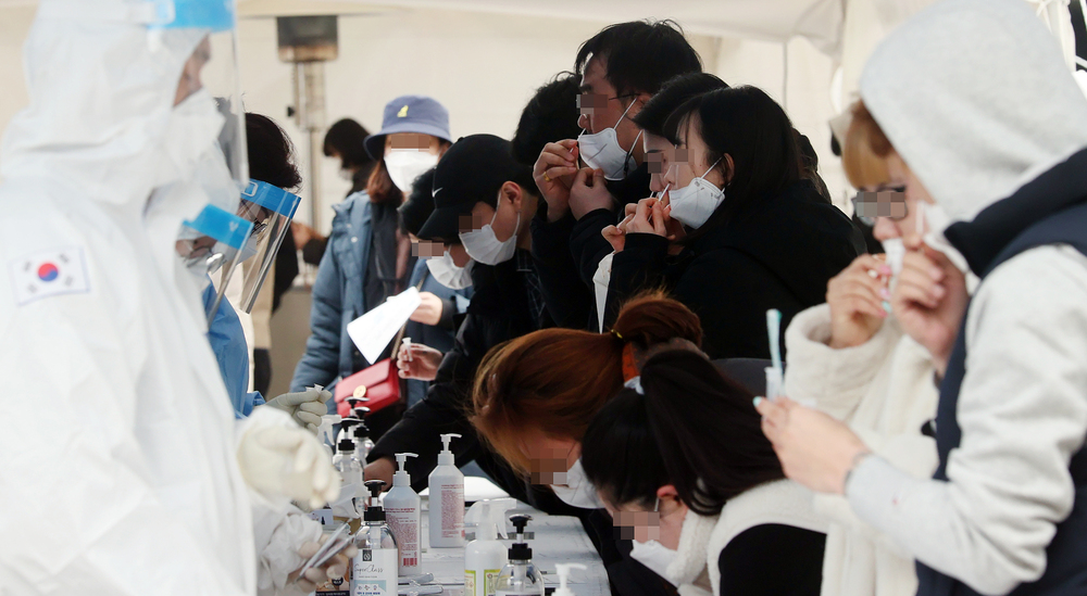 ▲ 인천시청 코로나19 선별진료소를 찾은 시민들이 코로나키트를 이용해 자가검진을 하고 있다.<br>