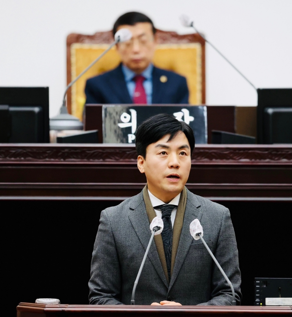 ▲ 이강구(국·연수5) 의원이 31일 열린 제284회 인천시의회 임시회 2차 본회의에서 의사 진행 발언을 하고 있다. /사진제공=인천시의회
