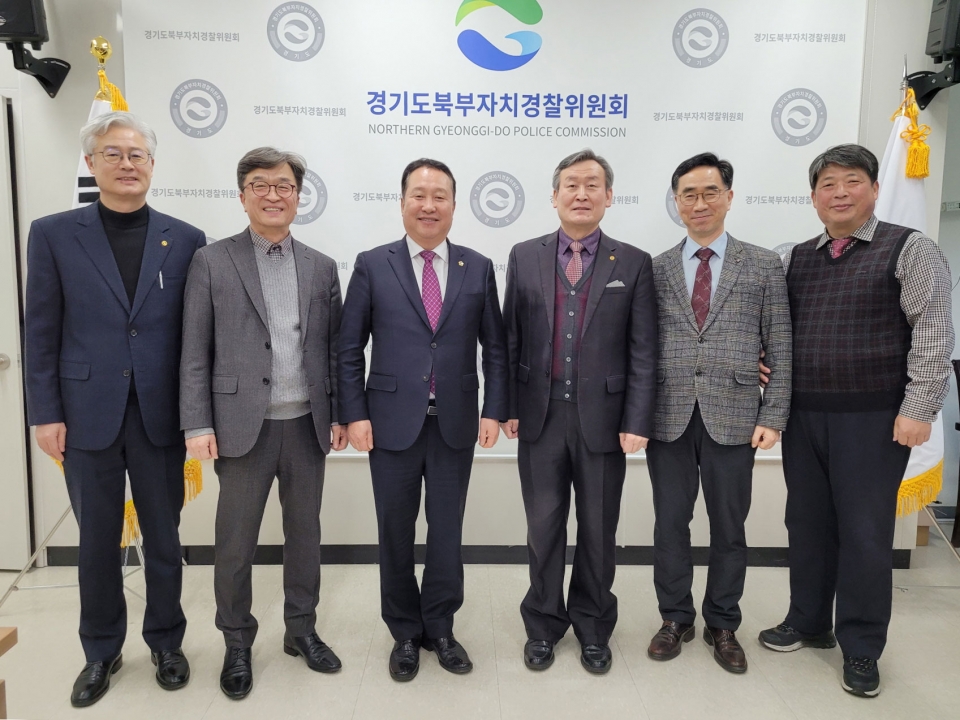 ▲ 경기도의회 안전행정위원회 안계일(국민의힘·성남7·왼쪽에서 세 번째) 위원장은 최근 경기북부자치경찰위원회를 방문해 오찬 정담회를 열어 현안을 청취한 뒤 기념촬영을 하고 있다./사진제공=경기도의회