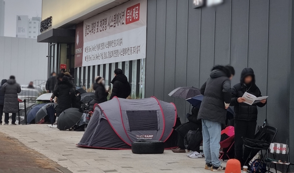 안양시 동안구 호계동 인근 ‘평촌 센텀퍼스트’ 주택 전시관 앞에는 지난 19일 선착순 분양을 앞두고 분양을 받기 위해 사람들이 전날(18일)부터 길게 줄을 서는 광경을 연출했다. /사진제공=에이블미디어플러스