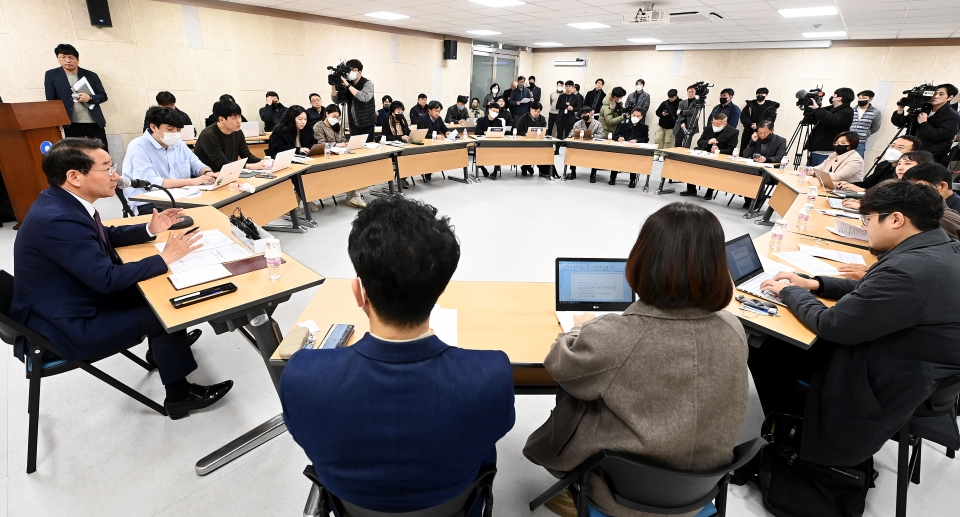 유정복 인천광역시장이 27일 시청 공감회의실에서 재외동포청 등 주요 시정현안과 관련해 기자간담회를 하고 있다. /사진제공=인천시