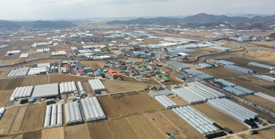 ▲ 정부가 용인에 2042년까지 300조원 규모의 세계 최대 반도체 메가클러스터를 구축한다고 15일 밝혔다.또 시스템반도체를 비롯해 디스플레이·2차전지·바이오·미래차·로봇 등 6대 첨단산업을 전국 15개 국가산업단지에 신규 조성한다.사진은 반도체 국가산업단지로 선정된 용인시 처인구 남사면 일대 모습./김철빈 기자 narodo@incheonilbo.com
