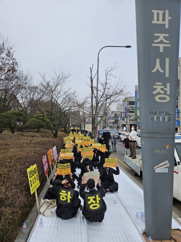 ▲ 파주시의 전방위적인 성매매집결지 폐쇄에 반발해 종사자들이 강력반발하고 나섰다. 종자자들은 “공권력을 앞세운 폐쇄가 아니라 우리에게도 충분한 시간을 달라”고 주장했다./김은섭 기자 kimes@incheonilbo.com