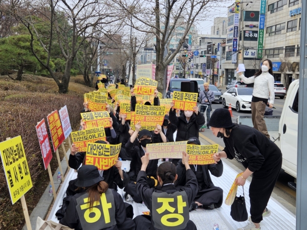 ▲ 파주시의 전방위적인 성매매집결지 폐쇄에 반발해 종사자들이 강력반발하고 나섰다. 종자자들은 “공권력을 앞세운 폐쇄가 아니라 우리에게도 충분한 시간을 달라”고 주장했다./김은섭 기자 kimes@incheonilbo.com