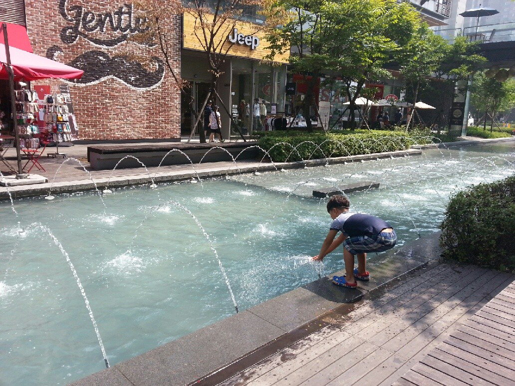 ▲ 송도의 한 대형 쇼핑몰이 쇼핑몰내 인공수로 수질관리를 위해 녹조제거제와 소독제를 사용하는 것으로 확인됐다. 화학약품 경고문이 없는 가운데 아이들이 물놀이를 하고 있다.
/유정아 기자 yja29@incheonilbo.com