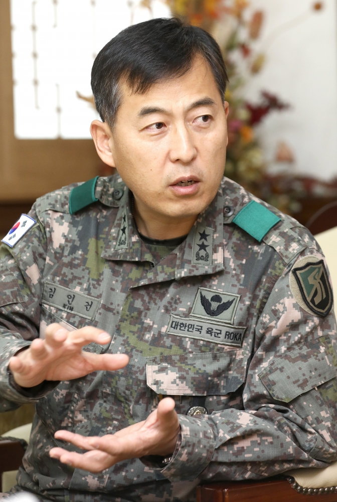 ▲ 김인건 육군 제51보병사단장이 사단본부에서 인천일보와 인터뷰를 진행하고 있다. 김 사단장은 이날 군의 '소통', '변화' 등을 강조했다. /김철빈 기자 narodo@incheonilbo.com