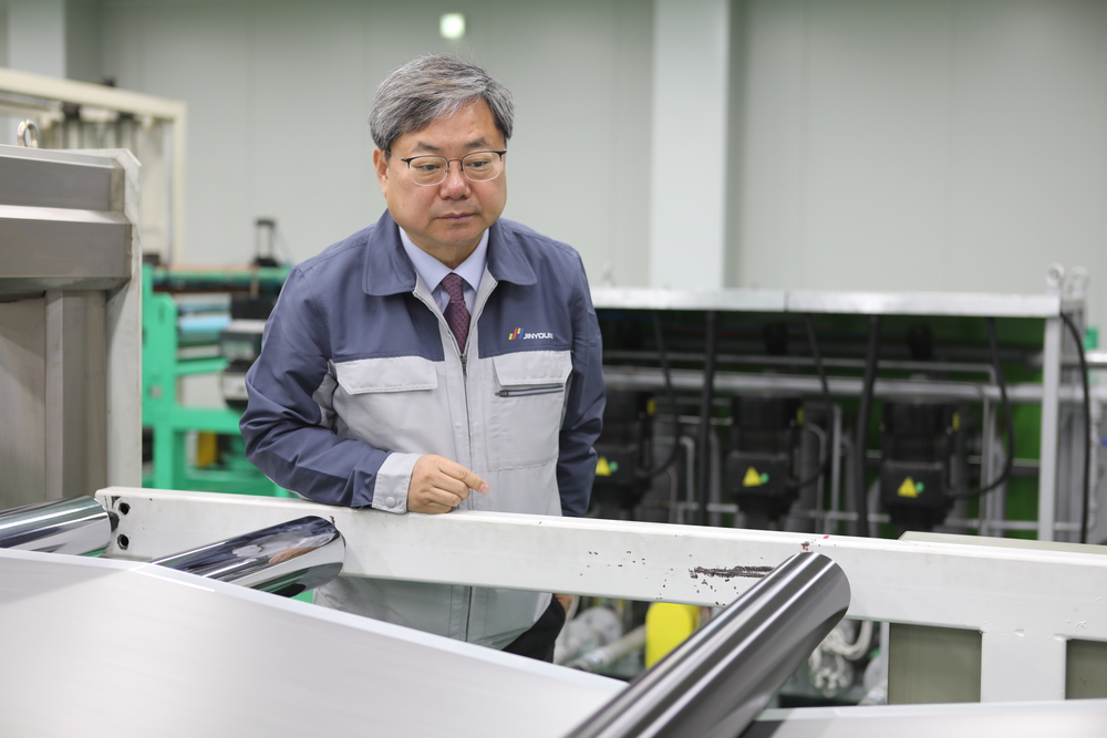 ▲ 심영수 인천가구협동조합 이사장이 대표로 있는 기능성 플라스틱 시트 전문 기업 ㈜진영 작업현장에서 기계를 살펴보고 있다. /사진제공=인천가구협동조합