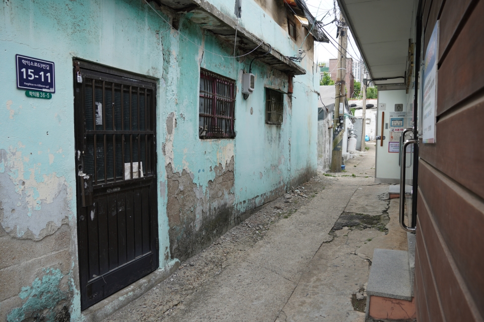 화장실 없는 집들이 모여 있는 인천 미추홀구 학익소로 일대. 이 마을 사람들은 집 밖에 설치된 공중화장실을 이용한다
