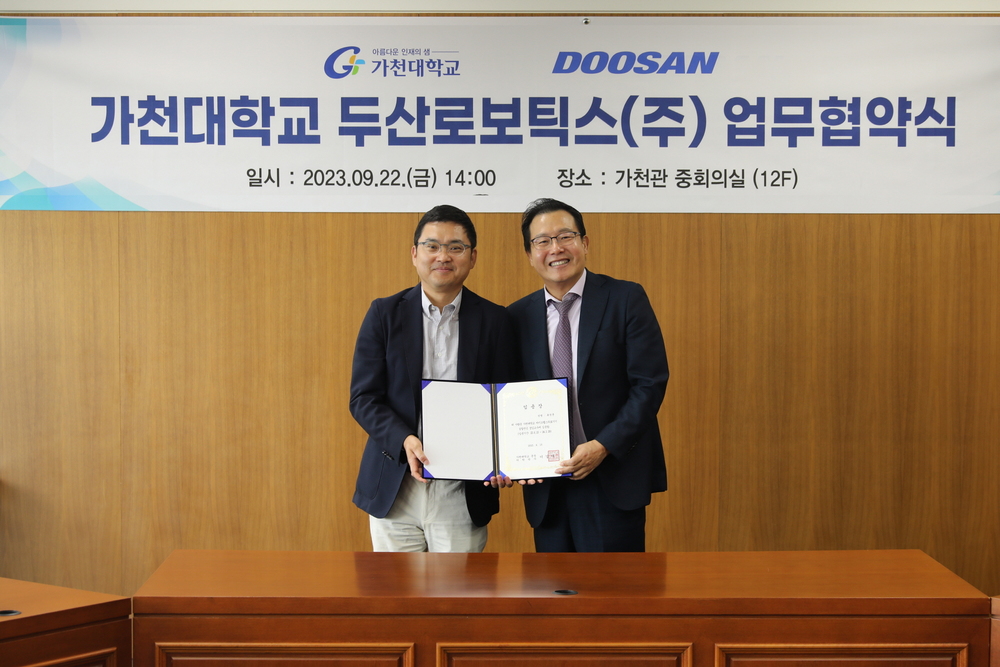 ▲ 가천대 윤원중(오른쪽) 부총장과 두산로보틱스 류정훈 대표이사 업무협약을 체결 후 기념사진을 찍고 있다. /사진제공=가천대학교