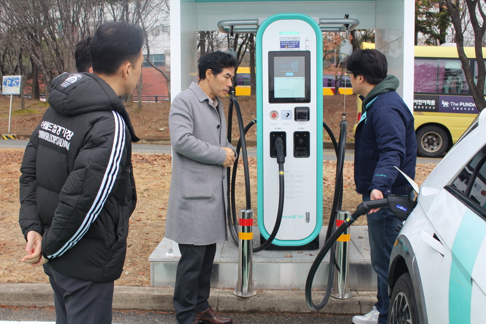 ▲ (재)경기도수원월드컵경기장관리재단 이민주 사무총장이 4일 ‘개방형 전기차 충전소’ 개통식에 앞서 충전소 설명을 듣고 있다. /사진제공=(재)경기도수원월드컵경기장관리재단