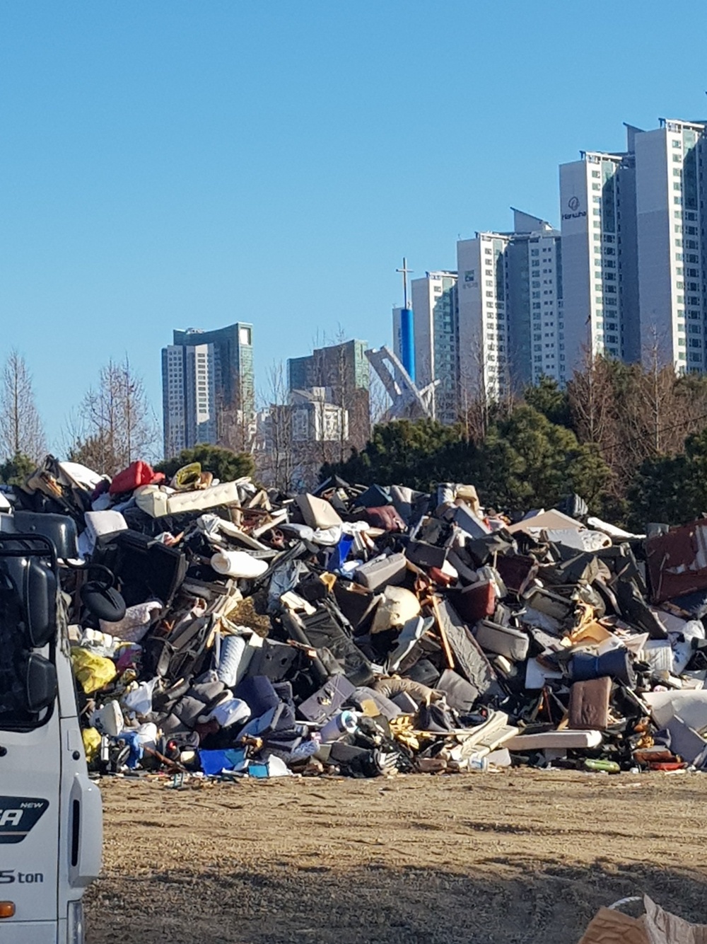 거꾸로 가는 대형 폐기물 대행 정책] (중) 섣부른 업체 선정, 폐기물 처리 대란 부른다 < 기획 < 기획특집 < 기사본문 - 인천일보