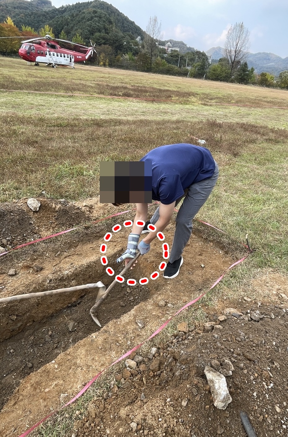 ▲ 가평문화원에 배치된 사회복무요원이 오른손에 깁스한 상태로 곡괭이로 땅을 파고 있다. /사진제공=독자