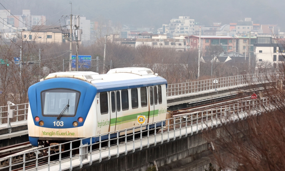 ▲ 사진은 용인 전대·에버랜드 역에서 출발하고 있는 경전철./인천일보DB출처 : 인천일보(https://www.incheonilbo.com)