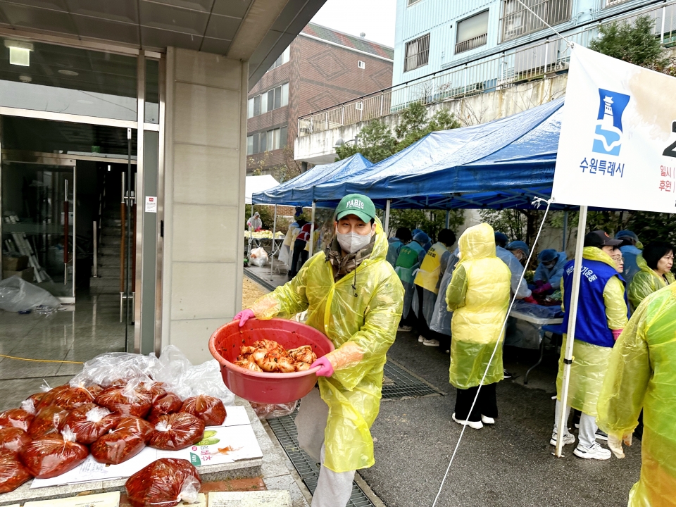 ▲ 남승철(37) ㈜대승 대표가 김장 나눔 행사에 참여하고 있다.
