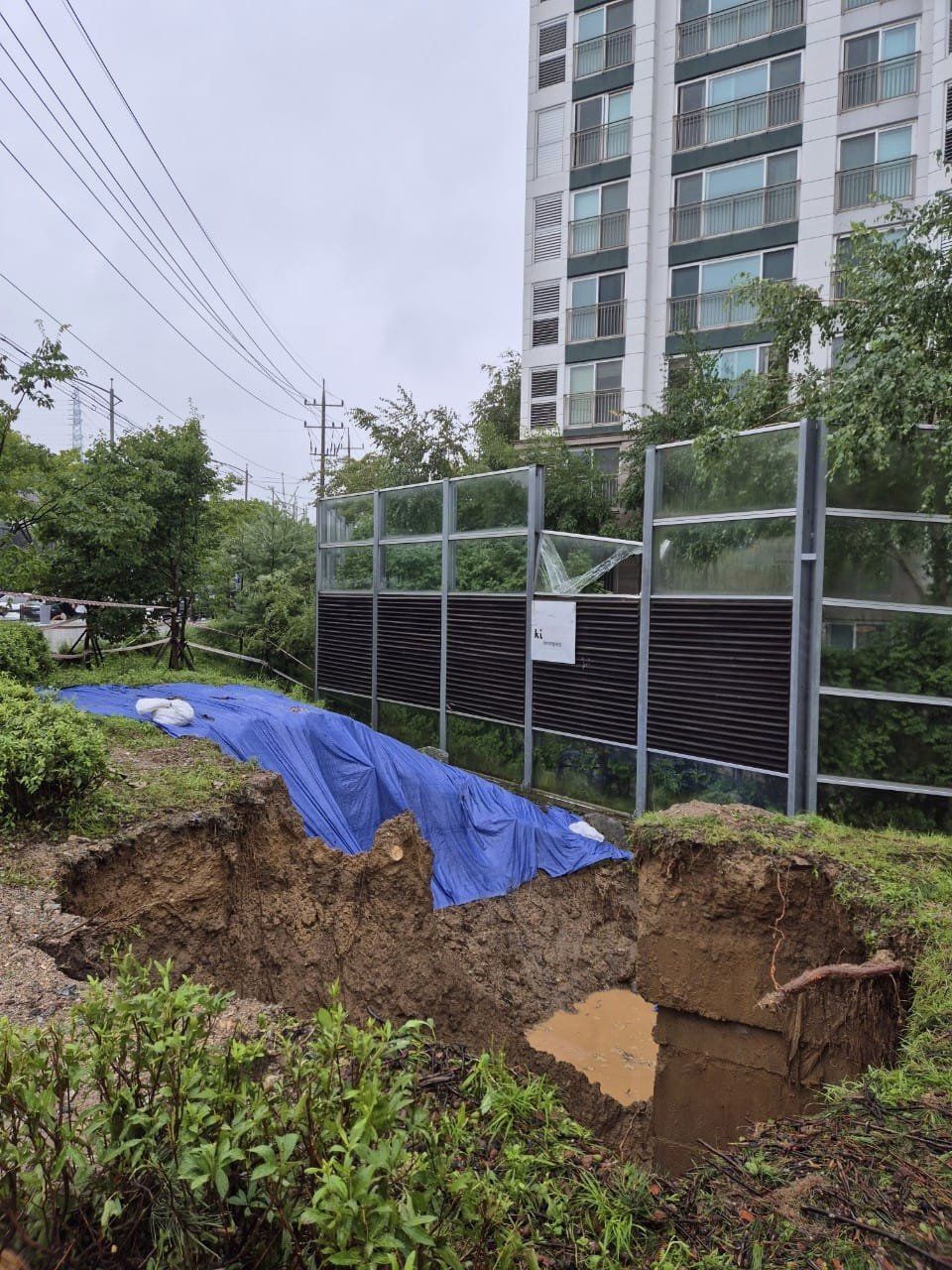 ▲ 용인 수지IC 사거리 인근 한 아파트단지 내 발생한 땅꺼짐 현상 모습. /사진제공=이교우 용인시의원 SNS