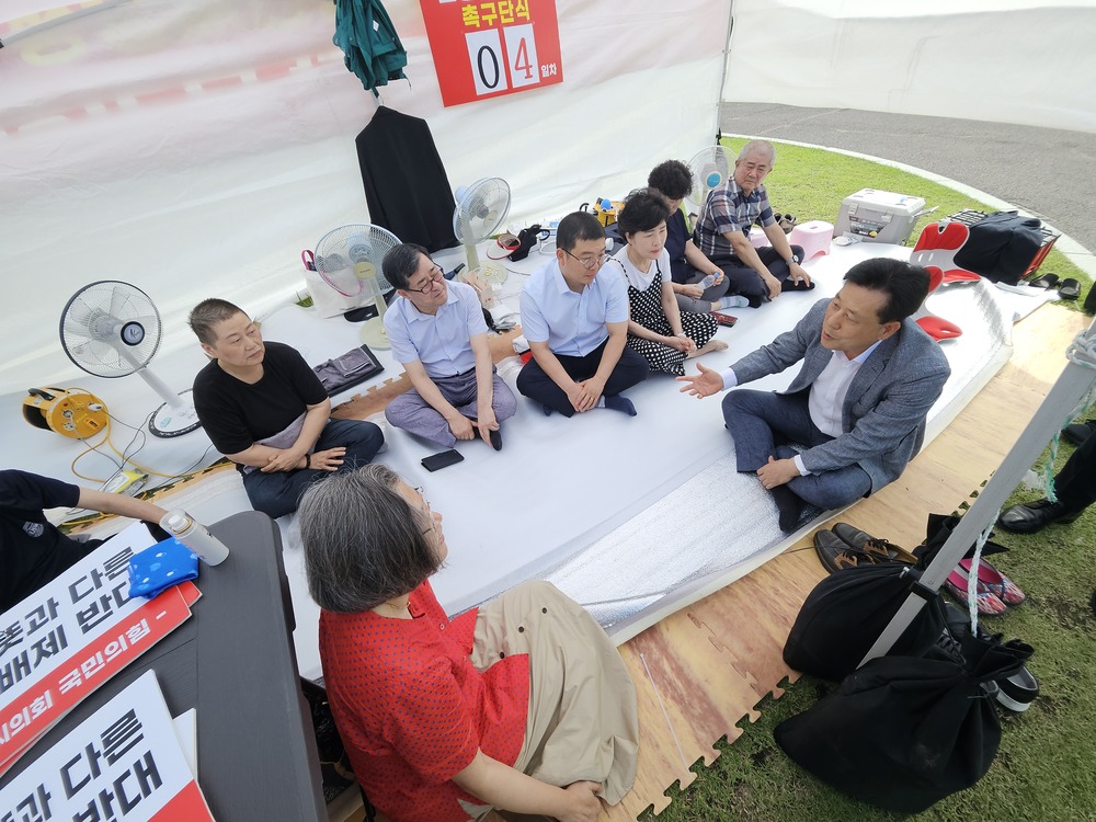 ▲ 이수정 수원정 당협위원장이 단식투쟁을 벌이고 있는 국민의힘 수원시의원들을 찾아 대화를 나누고 있다.