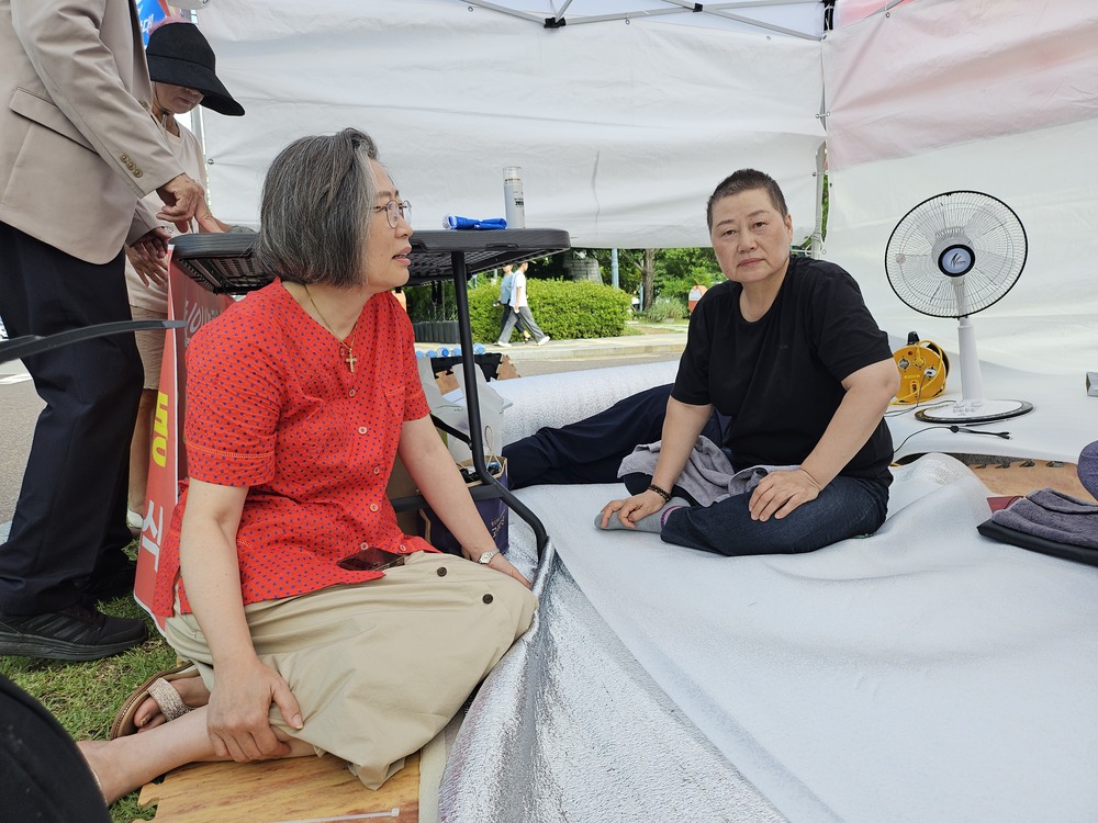 ▲ 이수정 수원정 당협위원장과 유준숙 수원시의원이 대화를 나누고 있다,
