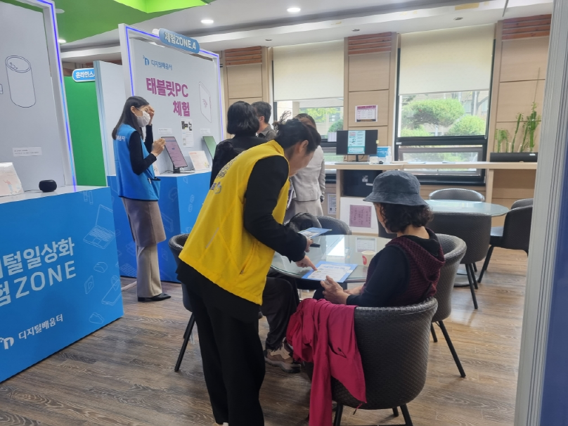 ▲ ‘디지털배움터’에서 시민들을 대상으로 디지털 역량강화 교육을 하고 있다. /사진제공=수원시