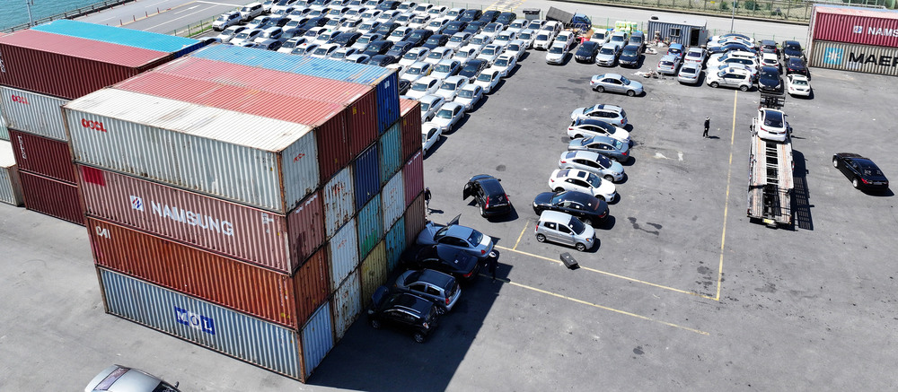 ▲ 인천의 한 컨테이너 업체에서 중고차 수출 준비를 하고 있다. /양진수 기자 photosmith@incheonilbo.com