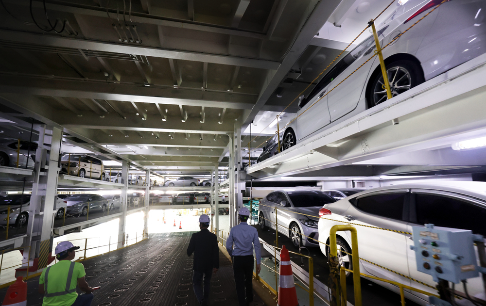 ▲ 인천항 4부두에서 정박한 선박에 해외로 수출되는 중고차들이 선적돼 있다. /양진수 기자 photosmith@incheonilbo.com