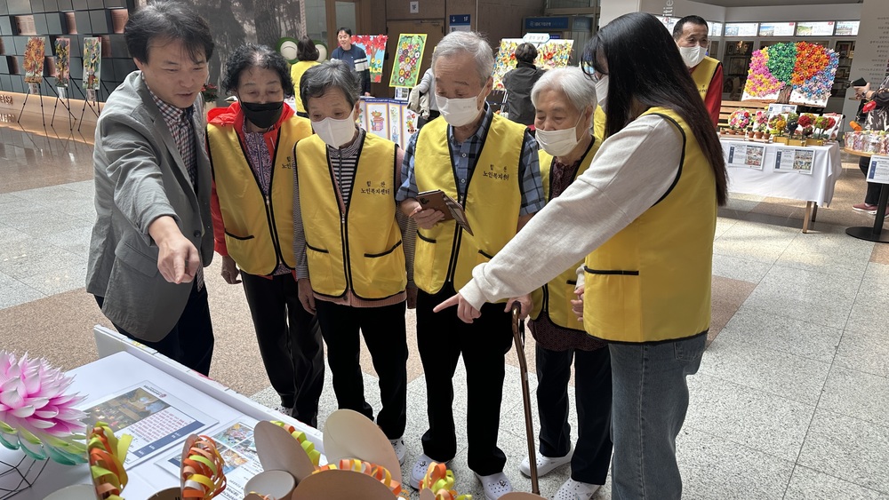 수원시주야간보호연합회, 수원시 주간보호 이용 어르신 작품 전시회 개최