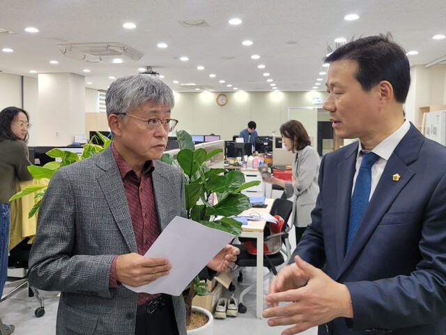 ▲ 성남시의회 민주당 의원협의회 이준배 대표의원이 16일 오후 기자회견 후 성남교육지원청을 찾아 한양수 교육장에게 학폭위 재심의와 피해 학생 긴급 지원 대책 마련 등을 촉구하고 있다.