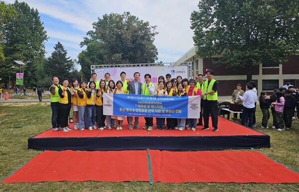 ▲지난 9일 수원 상상캠퍼스에서 열린 지역아동센터 축제에서 봉사에 나선 남승철 대표와 센터 관게자들이 기념 사진을 찍고 있다. 이 행사는 여러 지원이 모여 처음으로 개최된 것이다. /사진제공=지역아동센터