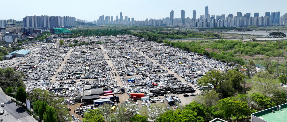 ▲ 인천항은 대한민국 중고차 수출의 80~90%를 담당하고 있다. 연간 중고차 수출 100만대 시대를 열기 위해서는 송도유원지 수출단지 이전과 영세 매매상사들의 안정적인 운영을 위한 법적 기반 마련이 필요하다. 사진은 인천 연수구 옛 송도유원지 일대에 조성된 중고차 수출단지 전경.