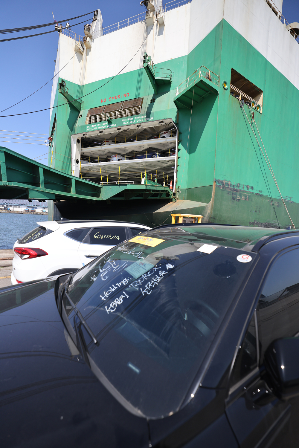 ▲ 인천항을 통한 중고차 수출이 역대 최다인 55만대를 넘어섰다. 러시아-우크라이나전쟁 발발 이후 중국 및 중앙아시아를 통한 복합 운송이 늘면서 인천항을 통한 중고차 수출은 급격하게 증가했다. 또 한류의 인기로 K-브랜드의 인지도 상승도 한몫하고 있다. 인천항 4부두에 정박한 중고차 운반선에 차량을 싣고 있다.