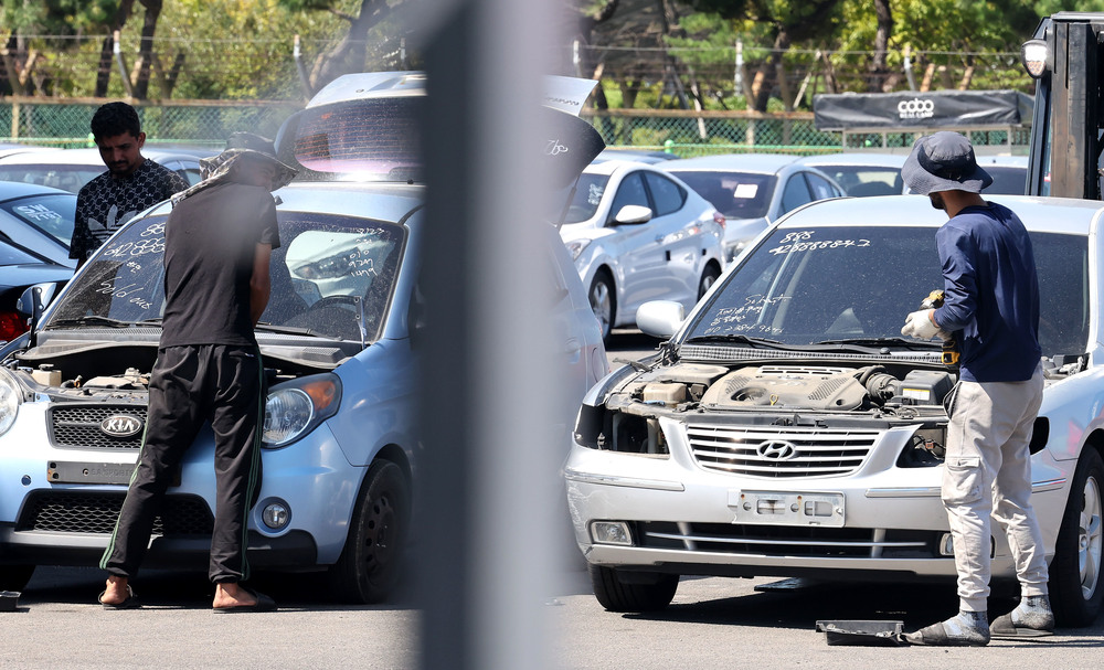▲ 인천의 한 중고차 수출 업체에서 쇼링 작업을 하고 있다.