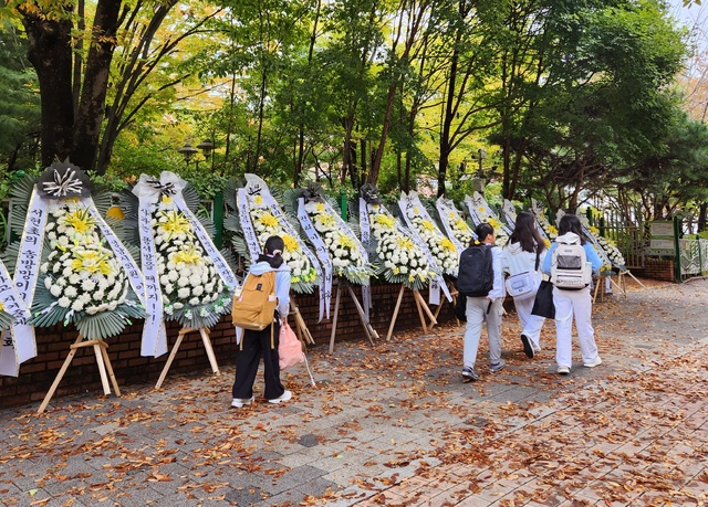 ▲ 근조화환 문구를 보며 학교를 등교 중인 학생들.