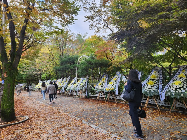 ▲ 성남시 분당 한 초등학교 앞에서 근조화환 시위가 진행 중인 모습.