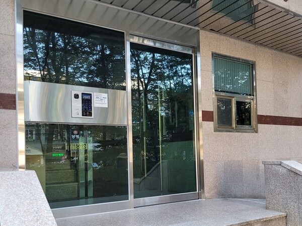 ▲ 학폭 피해 학생이 사는 성남시 분당의 모 단지 아파트 1층 출입구 안에 우편함이 있다. 입주자 동의없이(비밀번호를 모르면) 열고 들어 갈 수가 없도록 보안장치가 돼 있다. 이영경 성남시의원이 이곳을 무단 출입했다.