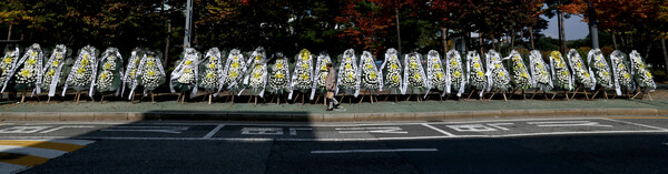 ▲ 28일 오후 성남시 분당구 성남시청 앞에서 '분당학폭'의 가해 학생 보호자로 지목된 성남시의회 이영경 시의원 사퇴를 요구하는 근조화환이 놓여 있다. /김철빈 기자 narodo@incheonilbo.com