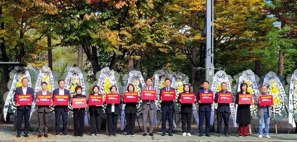 ▲ 성남시의회 더불어민주당 의원들은 28일 시의회 앞에 설치된 근조화환 앞에서 이영경 의원과 이덕수 의장의 사퇴를 촉구했다./김규식 기자 kgs@incheonilbo.com