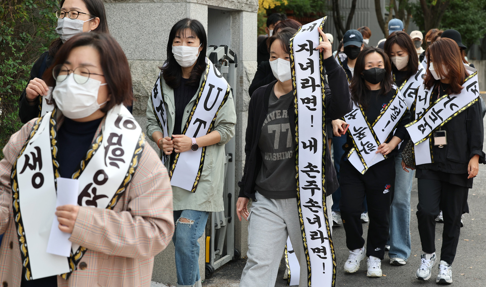 ▲ 29일 오후 성남시 분당구 한 중학교 앞에서 근조화환 띠를 두른 지역 학부모들이 '분당학폭' 가해학생 부모가 맡고 있는 운영위원장 사퇴를 촉구하며 학교로 들어가고 있다. /김철빈 기자 narodo@incheonilbo.com