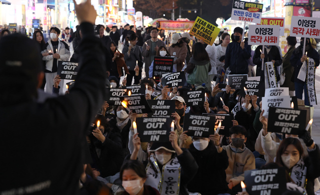 ▲ 9일 오후 6시부터 성남시 분당구 서현역 5번 출구 앞에서 학폭 근절을 촉구하는 ‘제1회 촛불집회’가 진행됐다./전광현 기자 maggie@incheonilbo.com