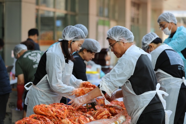▲ 수원시호남향우회연합회는 지난 9일 수원 영통 디지털엠파이어2에서 ‘사랑의 김장 나눔 행사를 진행했다. /사진제공=수원시호남향우회연합회