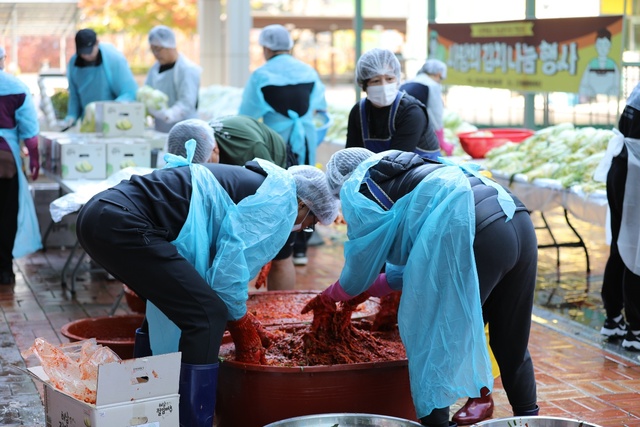 ▲ 수원시호남향우회연합회가 지난 9일 수원 영통 디지털엠파이어2에서 진행한 ‘사랑의 김장 나눔 행사에 참여한 회원들이 김장소를 버무리고 있다. /사진제공=수원시호남향우회연합회