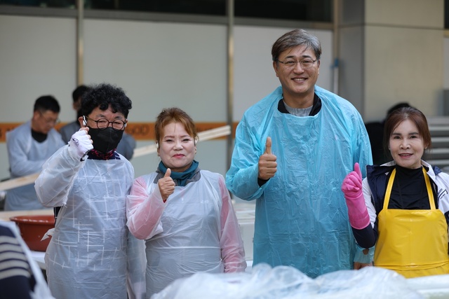 ▲ 김주형 수원시호남향우회연합회 회장이 지난 9일 수원 영통 디지털엠파이어2에서 열린 ‘사랑의 김장 나눔 행사에 참여한 회원들과 기념촬영을 했다. /사진제공=수원시호남향우회연합회