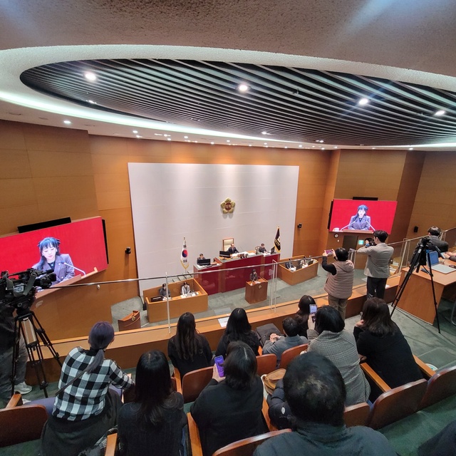 ▲ ‘학폭OUT 학부모 모임’ 소속 학부모와 시민 등 10여명은 성남시의회 본회의장 방청석에서 이영경 의원의 신상발언을 듣고 있다. /김규식 기자 kgs@incheonilbo.com