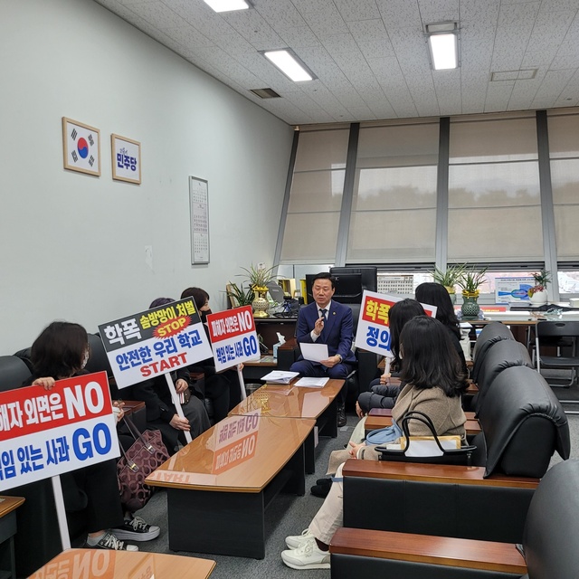 ▲ 항의 방청을 마친 학부모 등은 이준배 시의회 민주당 대표의원과 간담회를 진행했다. /김규식 기자 kgs@incheonilbo.com