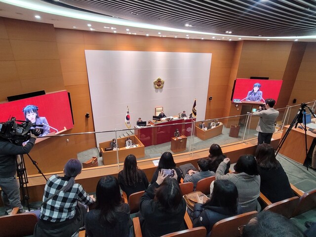 ▲ ‘학폭OUT 학부모 모임’ 소속 학부모와 시민 등 10여명은 지난 20일 열린 제298회 성남시의회 제2차 정례회 제1차 본회의 방청석에서 이영경 의원의 신상발언을 듣고 있다. /김규식 기자 kgs@incheonilbo.com