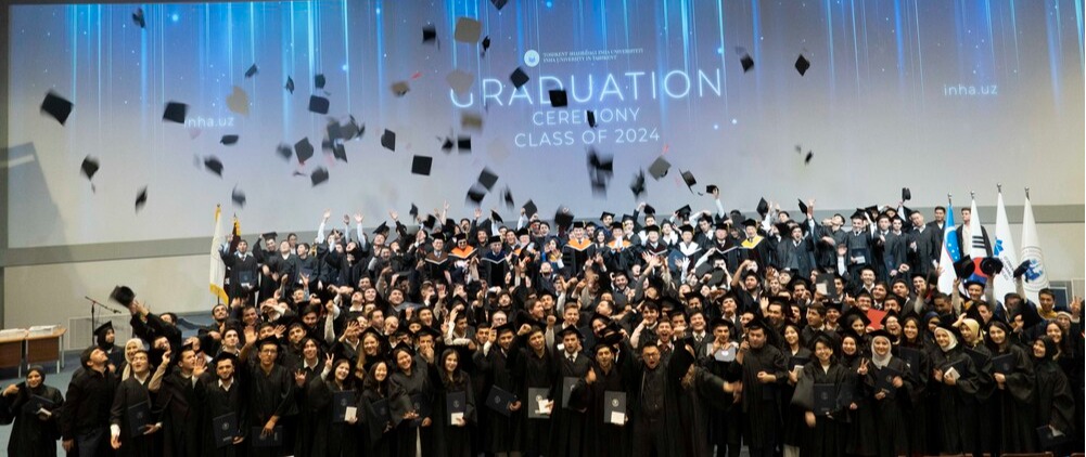 ▲ 타슈켄트 인하대학교(Inha University in Tashkent·IUT) 학위수여식에서 학생들이 학사모를 던지며 서로의 졸업을 축하하고 있다./사진제공=인하대
