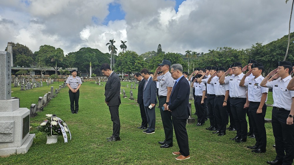 ▲ 인하대 ROTC 학생 등 인하대 관계자들이 개교 70주년을 맞아 미국 하와이 호놀룰루시 오아후 공동묘지를 찾아 한인 이민자 묘소에서 참배를 하고 있다. /사진제공=인하대
