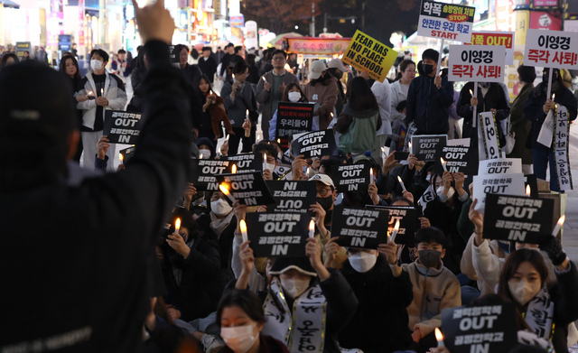▲ 지난 11월9일 오후 6시부터 성남시 분당구 서현역 5번 출구 앞에서 학폭 근절을 촉구하는 ‘제1회 촛불집회’가 진행됐다./전광현 기자 maggie@incheonilbo.com