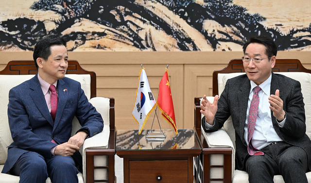 ▲ 유정복 인천시장이 9일 인천 연수구 지타워에서 다이 빙(戴兵) 신임 주한 중국대사를 접견하고 협력 방안 등을 논의하고 있다. /사진제공=인천시